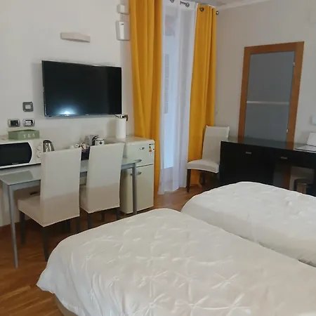 Stefano House Fontana Di Trevi * Rom